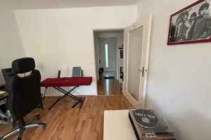 Geschmackvolle 2-Zimmer-EG-Wohnung mit Einbauküche in Schwalbach am Taunus – Spechtstr. 11, 65824 Main-Taunus-Kreis – Vorschaubild 3