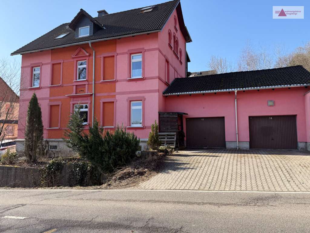 Immobilie in Pockau-Lengefeld - Pockau bei Zschopau: Saniertes Mehrfamilienhaus: 3 WE, voll vermietet, Balkone, Garage & Stellplätze - Bild 0