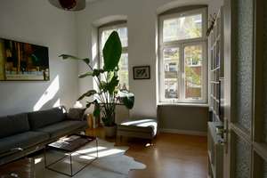 2-Zimmer-Altbau mit Balkon leerstehend