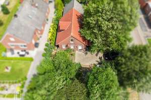 Wohnhaus mit zwei getrennten Wohnungen und großem Garten oder Baugrundstück – Die vollständige Adresse der Immobilie erhältst du vom Anbieter., 26844 Jemgum – Vorschaubild 1