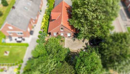 Bild von Wohnhaus mit zwei getrennten Wohnungen und großem Garten oder Baugrundstück