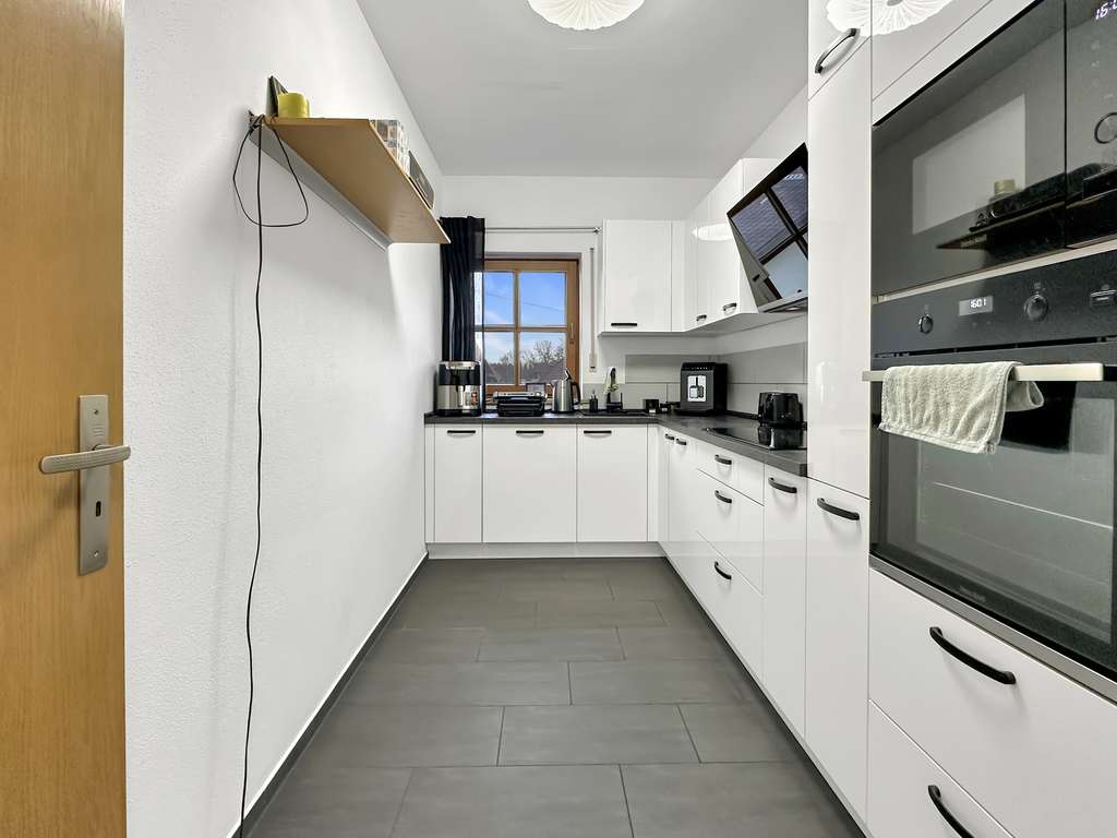 Immobilie in Raubling - Gepflegte 3-Zi.-Dachgeschosswohnung mit Balkon, Bergblick und EBK in Raubling - Bild 3