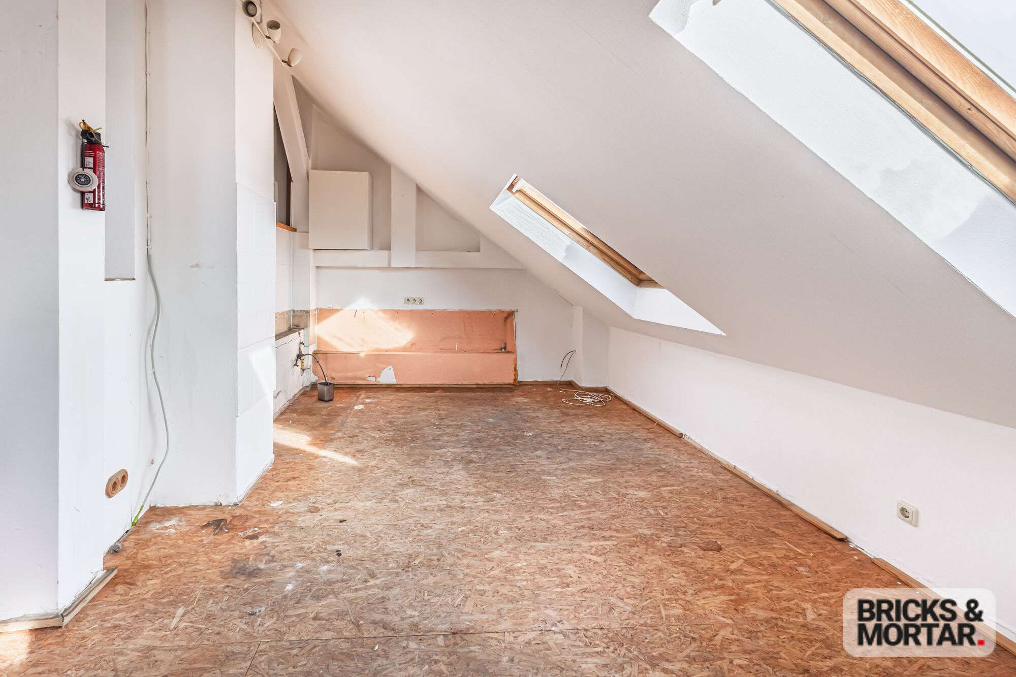 Renovierungsobjekt mit Charme – Dachgeschosswohnung mit Potenzial, ideal für Kapitalanleger, Nürnberg – Bild 4
