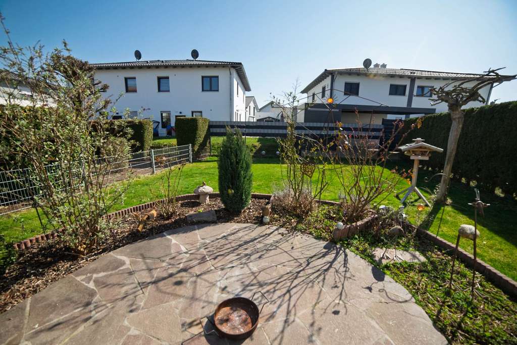 Immobilie in Straßkirchen - Familienoase in Straßkirchen: 164 m² DHH mit Kachelofen & Top-Zukunftspotenzial - provisionsfrei! - Bild 2