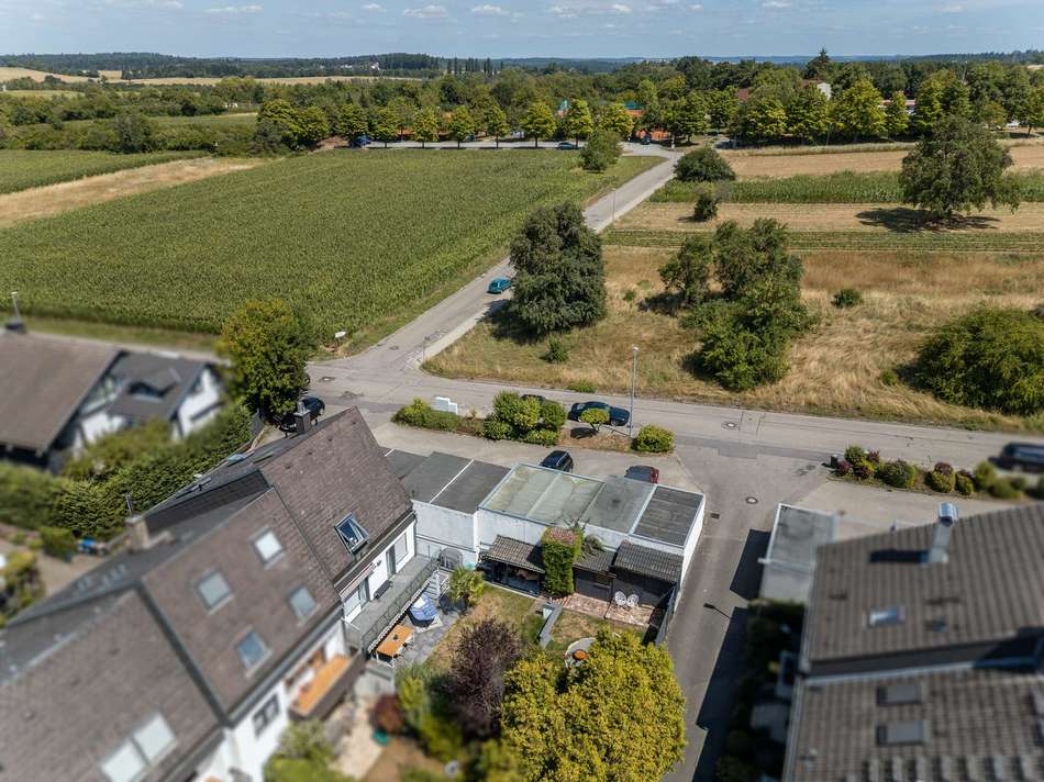 direkt an Wiesen und Felder
