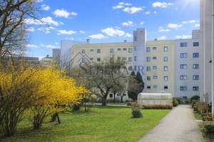VERKAUF: Charmante 4-Zimmer-Wohnung mit Balkon und Grünblick – Die vollständige Adresse der Immobilie erhältst du vom Anbieter., 80992 Alt-Moosach, München – Vorschaubild 1