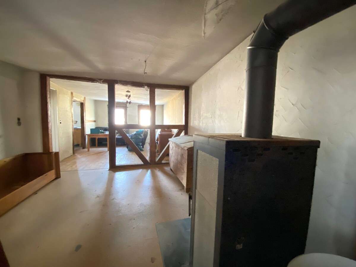 Doppelhaushälfte mit Wohnung, ausbaubarem Dach, ehemaligem Stall, Werkstatt und Gärtchen in Weiler, Heilbronn Kreis – Bild 2