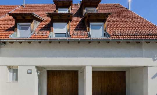 Doppelhaushälfte mit zwei Wohneinheiten und viel Platz!