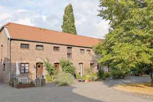 Fast schon ein eigenes Häuschen! Wohnen auf zwei Ebenen im historischen Gutshof – 51143 Zündorf, Köln – Vorschaubild 1