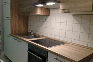 Wohnung im Hochparterre mit Einbauküche, Laminat, Bad mit Fenster, eigene Terrasse