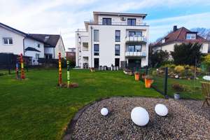 Charmante Eigentumswohnung mit riesigem Privatgarten, Terrasse & Garagenstellplatz