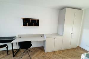 Modernes großes voll möbliertes Süd-Balkon Apartment mit Abstellkammer und Waschmaschinenanschluss!! – Glienicker Weg 136, 12489 Adlershof, Berlin – Vorschaubild 3