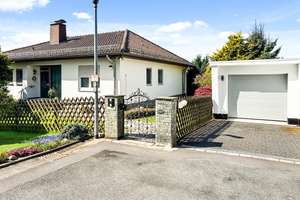 !PROVISIONSFREI! Großer Bungalow in Staufenberg-Landwehrhagen (231 m²): modernisiert in Randlage mit – Die vollständige Adresse der Immobilie erhältst du vom Anbieter., 34355 Staufenberg – Vorschaubild 2