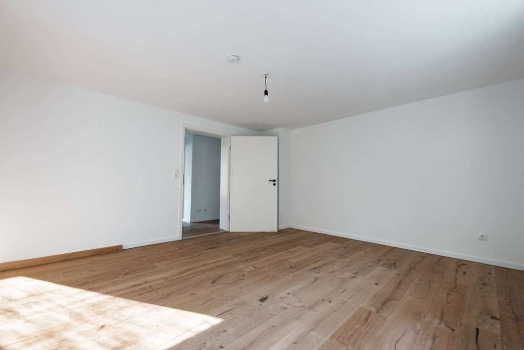 Immobilie in Miesbach - Sofort einziehen oder solide vermieten - frisch kernsanierte Wohnung direkt am Bach in Miesbach - Bild 3