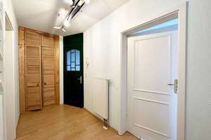 "Schöne 2-Zimmer-Wohnung mit Einbauküche, Balkon, Waschmaschine und Fenstererker" – Jakobstraße 55, 9130 Sonnenberg, Chemnitz – Vorschaubild 3