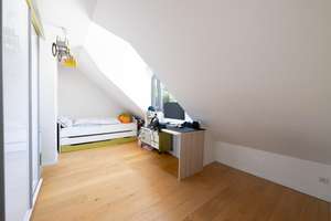 Großzügige 4-Zimmer-Dachgeschosswohnung mit beeindruckender Raumhöhe, Kamin und zwei Balkonen – Die vollständige Adresse der Immobilie erhältst du vom Anbieter., 81827 Waldtrudering, München – Vorschaubild 12