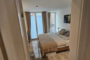 Stilvolle 3-Zimmer-Wohnung mit luxuriöser Innenausstattung mit Balkon und EBK in Düsseldorf – Düsseldorf – Vorschaubild 2