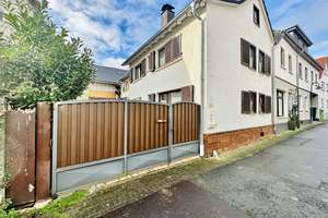 Provisionsfrei: Charmantes Haus + Nebengebäude in Friedrichsdorf Seulberg – Die vollständige Adresse der Immobilie erhältst du vom Anbieter., 61381 Friedrichsdorf – Vorschaubild 1
