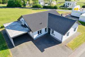 **Wohnen auf einer Ebene: Neuwertiger Bungalow mit Carport** – Bitburg-Prüm (Kreis) – Vorschaubild 2