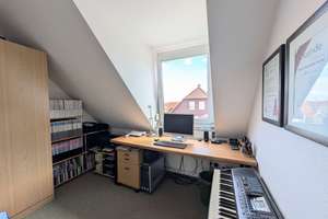 Lichtdurchflutete Maisonettewohnung mit Galerie, Balkon & Einzelgarage in gepflegter Wohnlage – 70439 Stammheim-Süd, Stuttgart – Vorschaubild 7