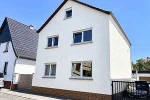 Geräumiges Ein- bis Zweifamilienhaus mit Sauna und Garage