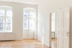 Exklusiv sanierte 2-Zimmer-Wohnung nahe der Spree – lichtdurchflutet, Balkon und sofort bezugsfrei – Stralauer Allee 17c, 10245 Friedrichshain, Berlin – Vorschaubild 1