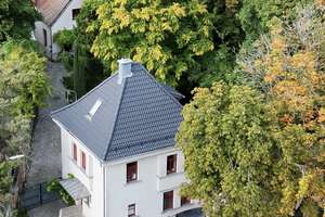 Charmantes Einfamilienhaus mit separatem Hinterhaus in erstklassiger zentraler Lage. – Die vollständige Adresse der Immobilie erhältst du vom Anbieter., 95233 Helmbrechts – Vorschaubild 1
