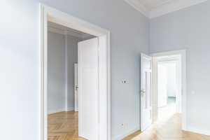 NEU *Paul & Partner* ALTBAUFANS AUFGEAPASST ! SAGENHAFTE ALTBAUPERLE IN IDEALER LAGE ! 2 BALKONE ! – Wiesbaden – Vorschaubild 3