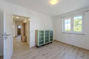Dreifamilienhaus in begehrter Feuerbacher Wohnlage – frei und vielseitig nutzbar – Die vollständige Adresse der Immobilie erhältst du vom Anbieter., 70469 Lemberg/Föhrich, Stuttgart – Vorschaubild 3