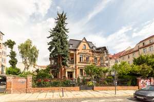 Traumhafte Wohnung in freistehender Villa | saniert | Parkettboden | Stellplatz möglich | ab sofort