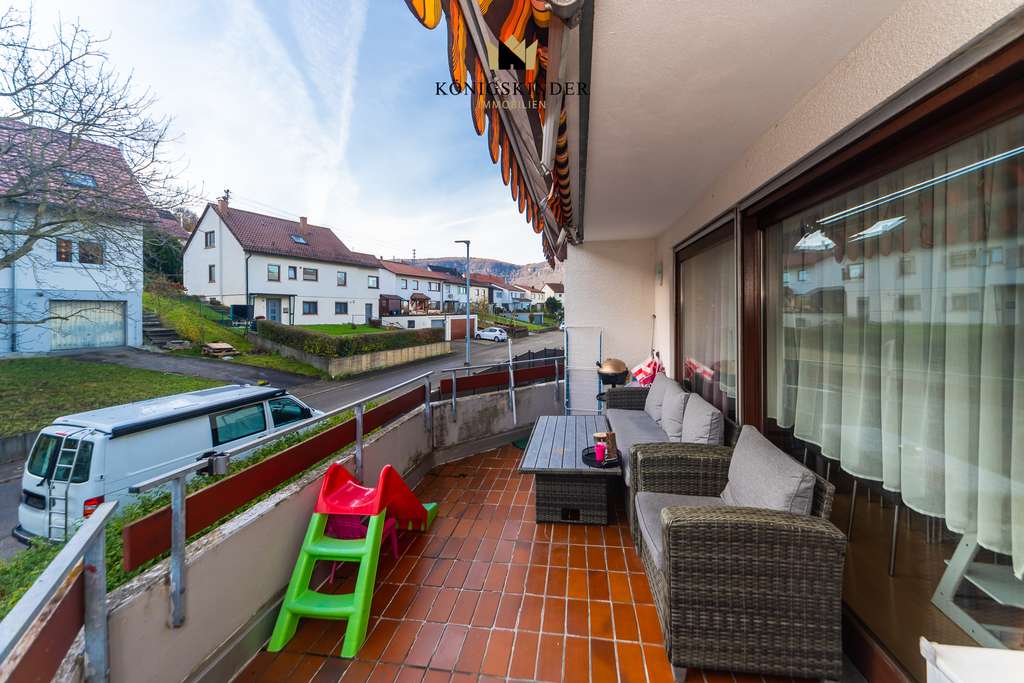 Immobilie in Dettingen an der Erms - Helle 3,5-Zimmer-Wohnung mit Balkon, Garage und nur 4 Parteien – ruhige Lage in Dettingen - Bild 3