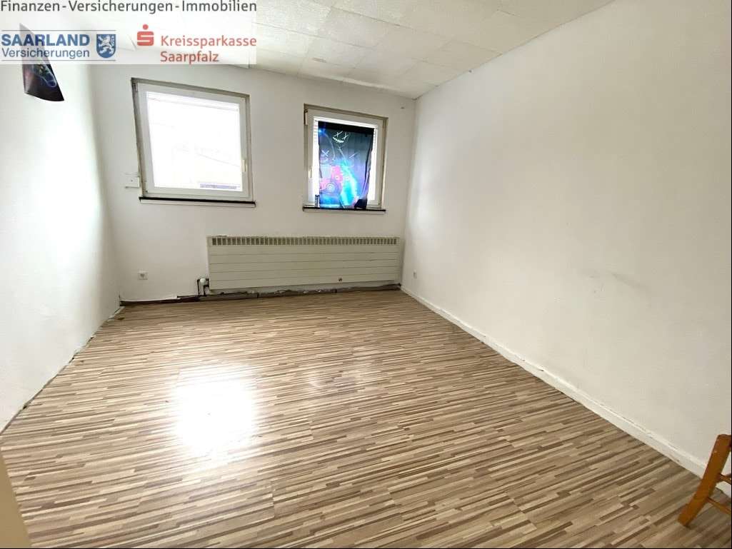 Immobilie in Gersheim - Großes Einfamilienhaus mit zwei Garagen  - Bild 7