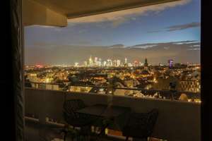 Skylineblick im 10. OG: Stilvoll modernisierte 2-Zimmer-Wohnung in Top-Lage Frankfurt