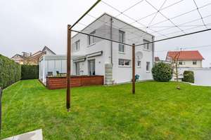 Stilvolles Einfamilienhaus mit Garage, Carport und hochwertiger Ausstattung in Balingen-Engstlatt – Die vollständige Adresse der Immobilie erhältst du vom Anbieter., 72336 Balingen – Vorschaubild 2