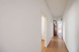 Bezugsfreie Hochparterre-Wohnung mit hohen Decken und zentraler Anbindung – 70374 Schmidener Vorstadt, Stuttgart – Vorschaubild 2