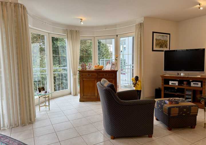 Charmante 3. Zi EG Wohnung mit Garage, Teilausgestattet