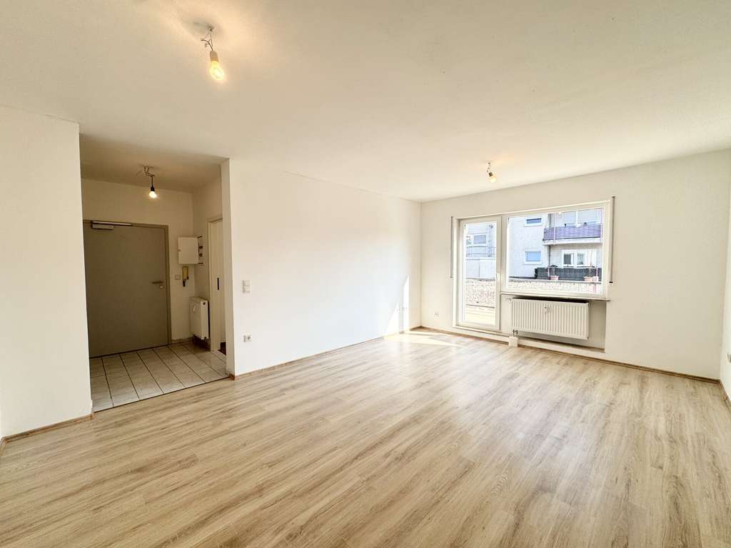 Immobilie in Schwalbach - Helle 2-Zimmer-Wohnung mit zwei Balkonen in zentraler Lage von Schwalbach - für Eigennutzer & Kapita - Bild 0