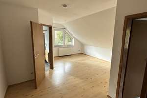 Gepflegte helle 1-Zimmer-DG-Wohnung mit Einbauküche in ruhigem Mehrfamilienhaus 