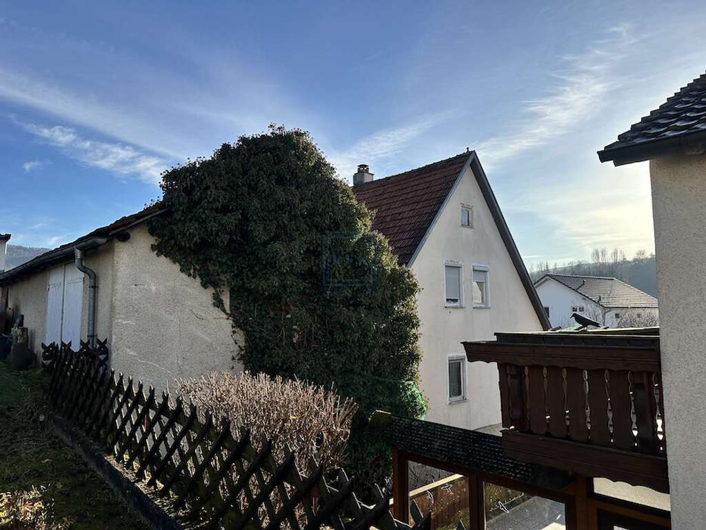 Immobilie in Frickenhausen - "Ideal für Handwerker - Sanierungsbedürftiges 2-FH in Frickenhausen-Linsenhofen zu verkaufen" - Bild 1