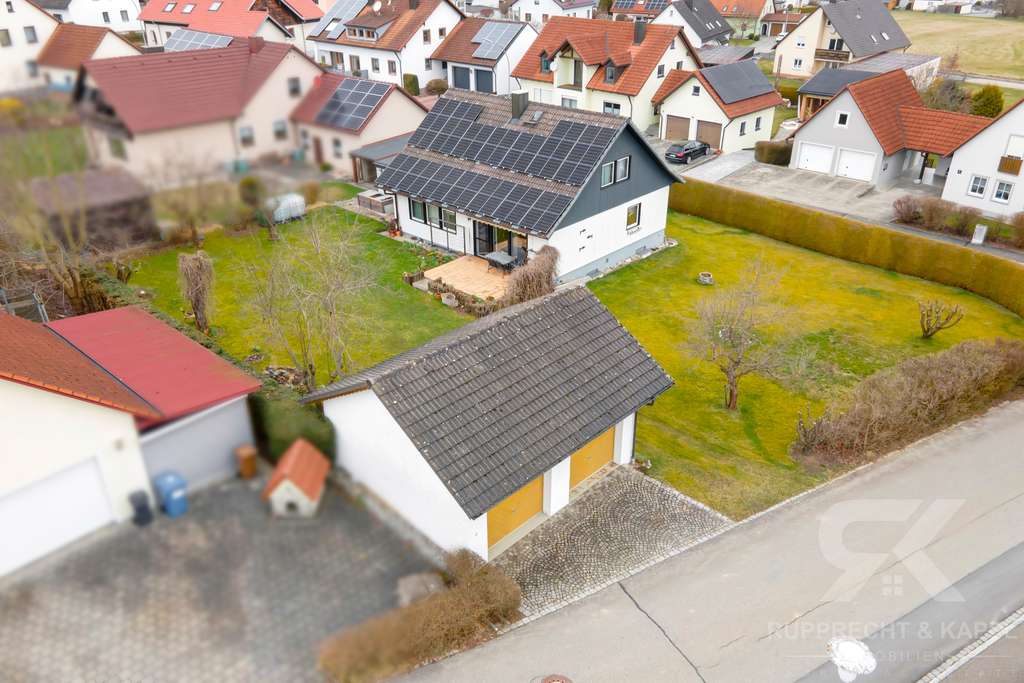 Immobilie in Moosbach - Familientraum auf großem Eckgrundstück! EFH mit Ausbaureserve und neuer PV Anlage in Moosbach - Bild 3