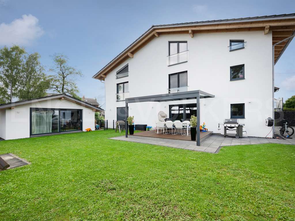 Immobilie in Putzbrunn - Modernes Mehrgenerationenhaus mit Charme - 3 großzügige Wohneinheiten in Putzbrunn - Bild 0