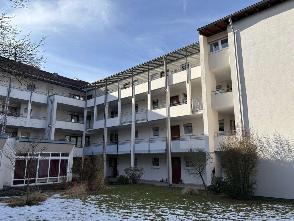 Immobilie in Donzdorf - Kompakte DG-Wohnung in Seniorenanlage mit Balkon und TG-Stellplatz. Sofort frei! - Bild 1