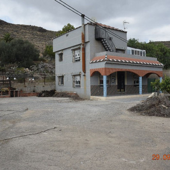 PRÄCHTIGES LANDHAUS MIT GRUNDSTÜCK IN EINER UNÜBERTROFFENEN LAGE IN BERJA.