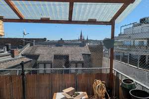 *Helle 4 Zi-DG- Altbauwohnung mit kl. Balkon, Zentrale Lage*