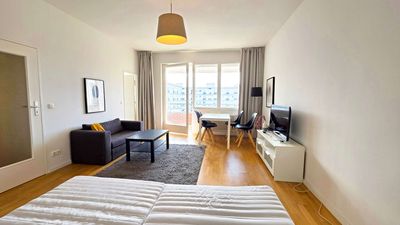 Freies Apartment im 4.OG mit EBK und Loggia in bester Lage unweit vom Prager Platz
