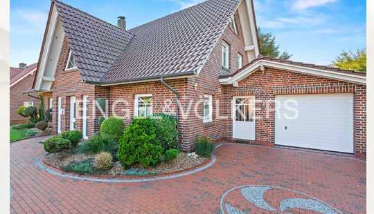 Bild von Gepflegtes Einfamilienhaus mit erholsamem Blick ins Grüne