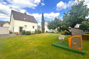 Ein Zuhause zum Ankommen: Sehr gepflegtes Haus mit Gartenparadies & Garage in ruhiger Wohnlage – Die vollständige Adresse der Immobilie erhältst du vom Anbieter., 92637 Hammerweg, Weiden in der Oberpfalz – Vorschaubild 1