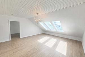 Sonnige 2-Zi. Dachgeschosswhg mit tollem Panoramafenster und EBK in USH/S1 – Haimhauserstraße 00, 85716 Unterschleißheim – Vorschaubild 3