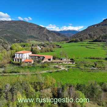 Rustikales Anwesen mit Bauernhaus in Campdevànol (Ripollès)