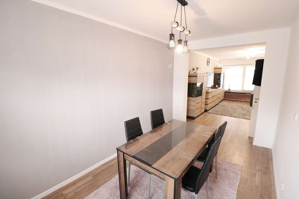 Immobilie in Cloppenburg - Teilmodernisiertes, gepflegtes Reihenendhaus mit Wintergarten, Terrasse, Keller und Garten - Bild 2